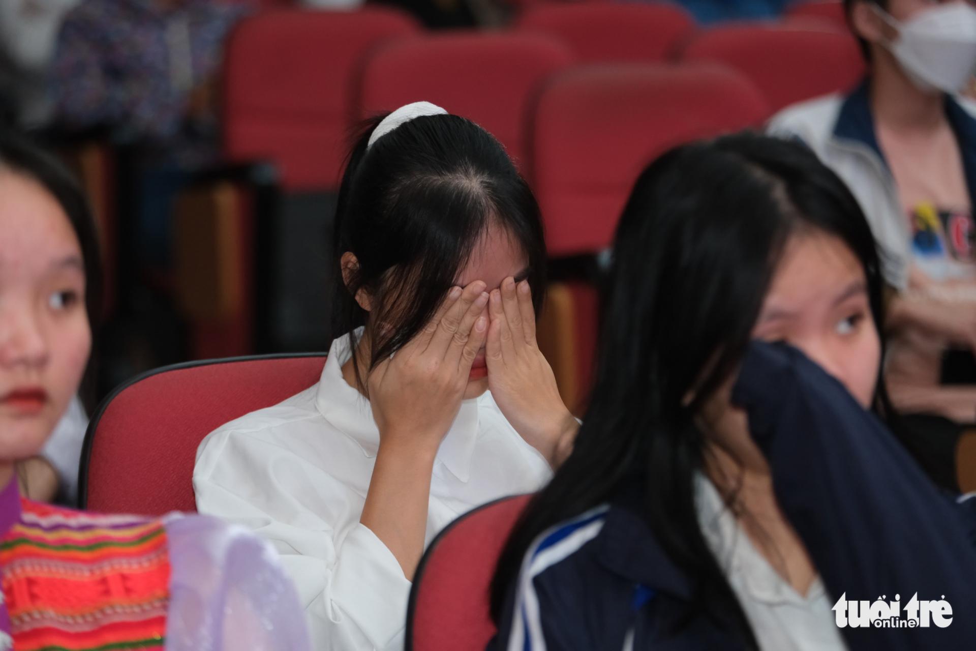 Ngày đêm chiến đấu với bệnh tật, bông hoa núi rừng khát khao học tập - Ảnh 7.